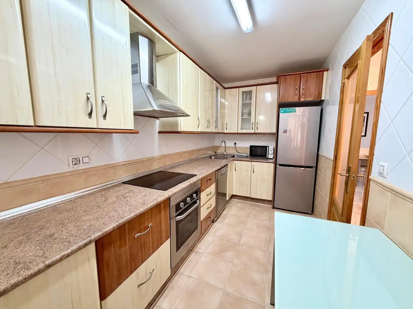 Küche von Wohnung zum Verkauf in Roquetas de Mar mit Klimaanlage, Terrasse und Möbliert