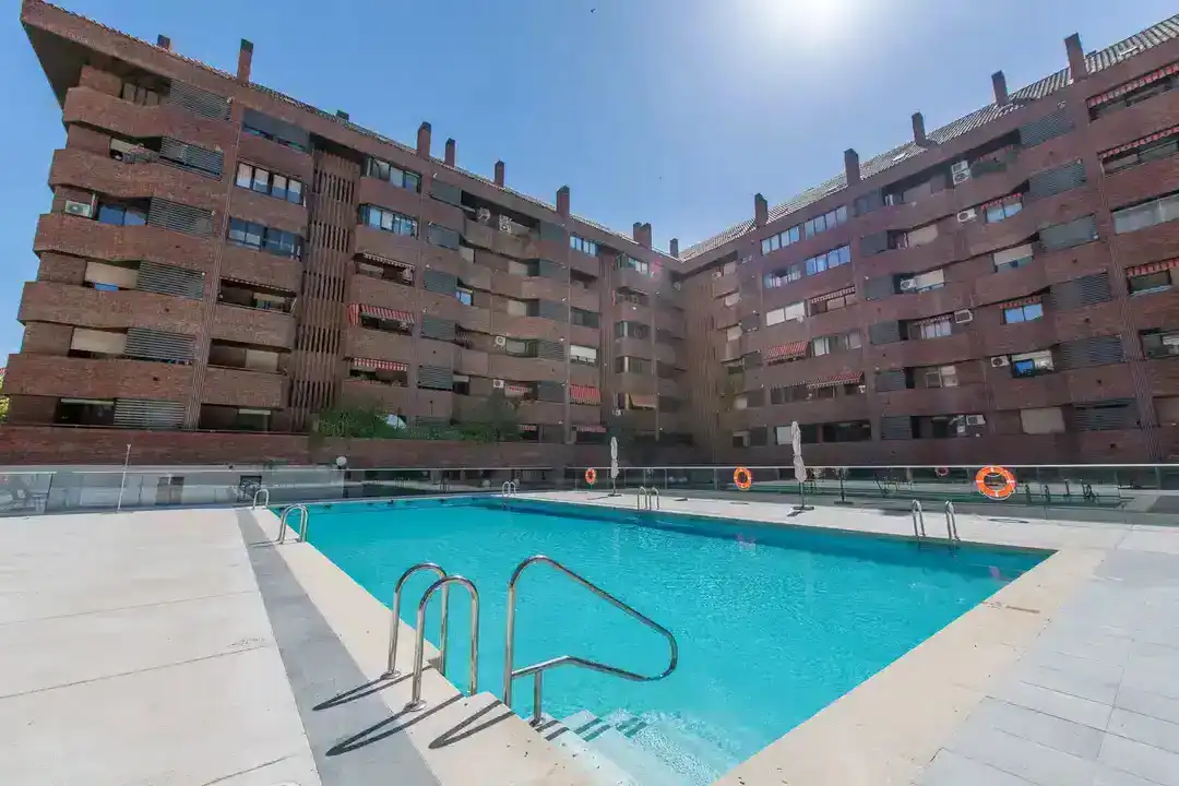 Schwimmbecken von Wohnung zum Verkauf in Tres Cantos mit Klimaanlage, Heizung und Möbliert