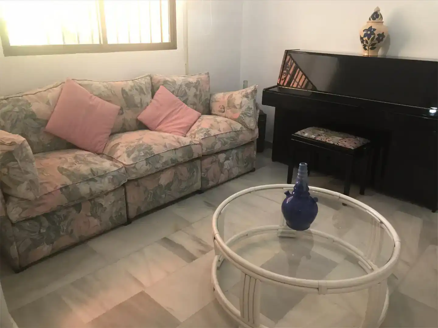 Sala d'estar de Casa adosada de lloguer en Salobreña amb Aire condicionat, Jardí privat i Traster