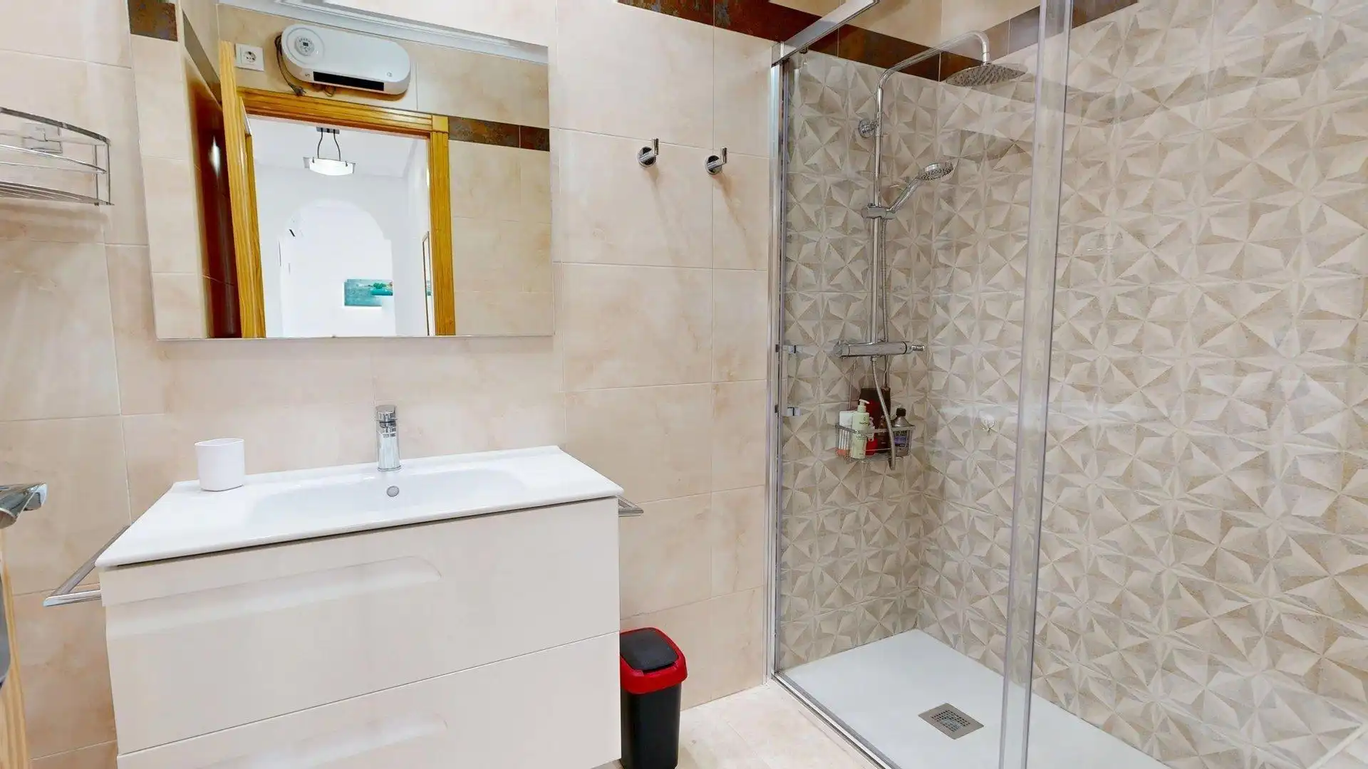 Bathroom of Apartments for rent in Elche / Elx  with Air Conditioner, Heating and Private garden