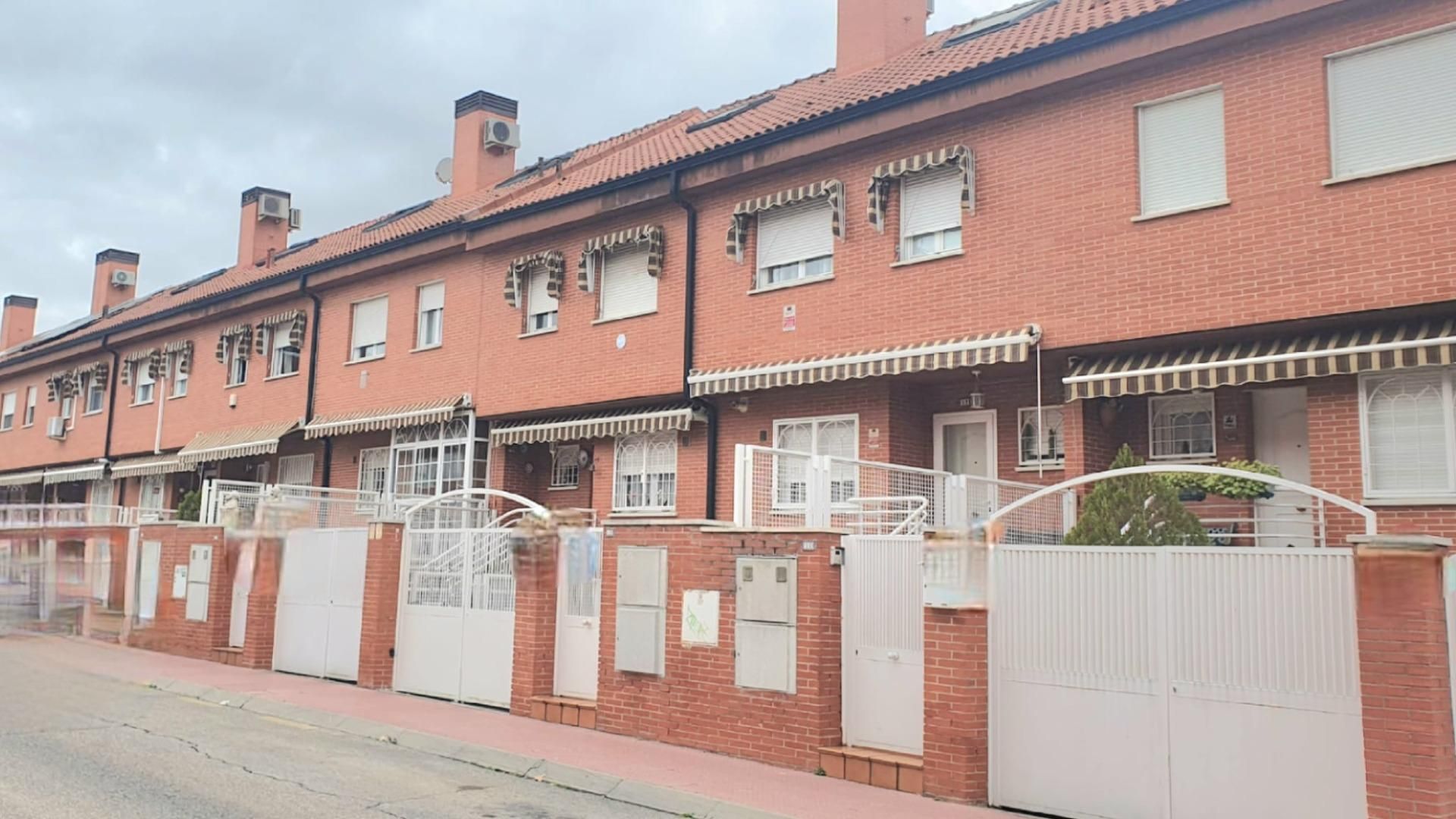 Vista exterior de Casa adosada en venda en Alcalá de Henares amb Calefacció, Jardí privat i Traster