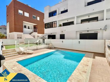 Chalet con piscina en venta en Las Viñas
