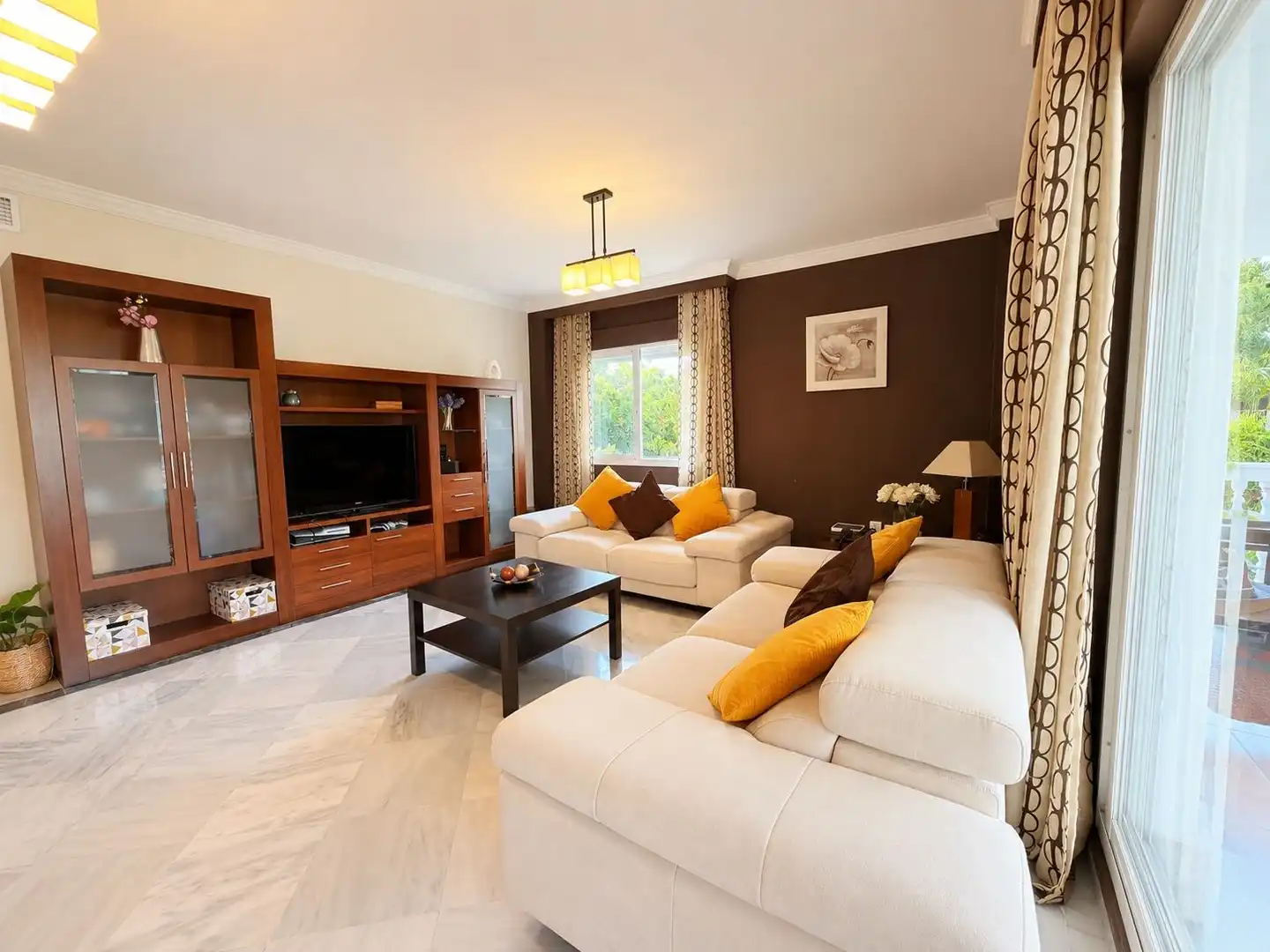 Sala de estar de Apartamento en venta en Marbella con Jardín privado y Piscina comunitaria