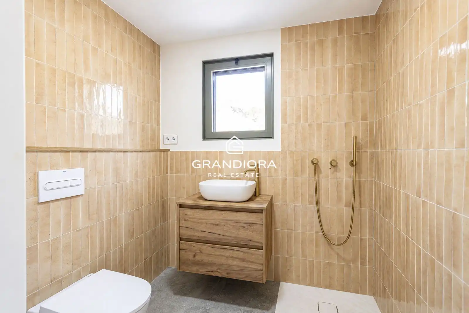 Bathroom of Houses for rent in Cabrils  with Air Conditioner, Heating and Storage room
