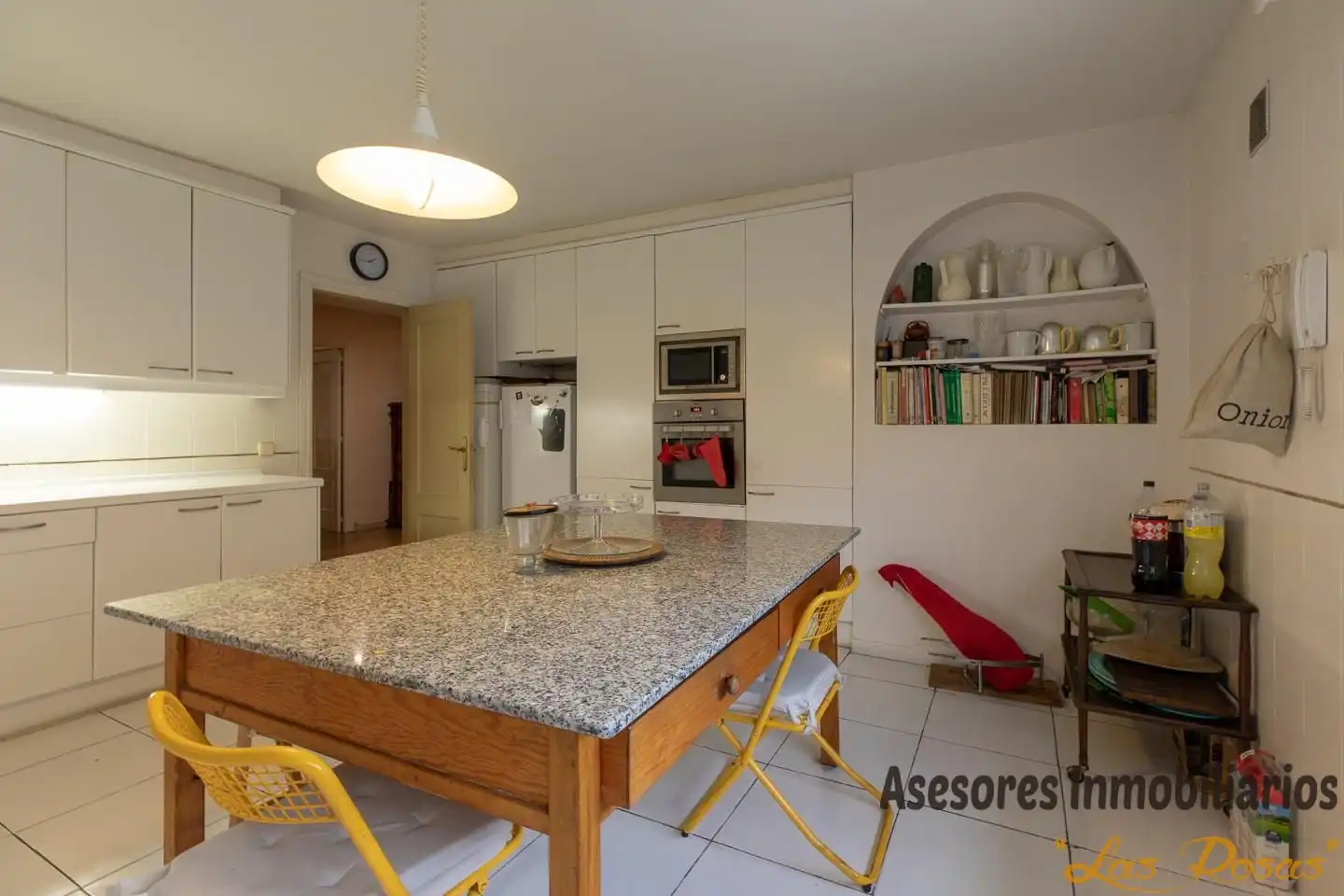 Küche von Einfamilien-Reihenhaus zum Verkauf in Madrid mit Klimaanlage, Heizung und Privatgarten
