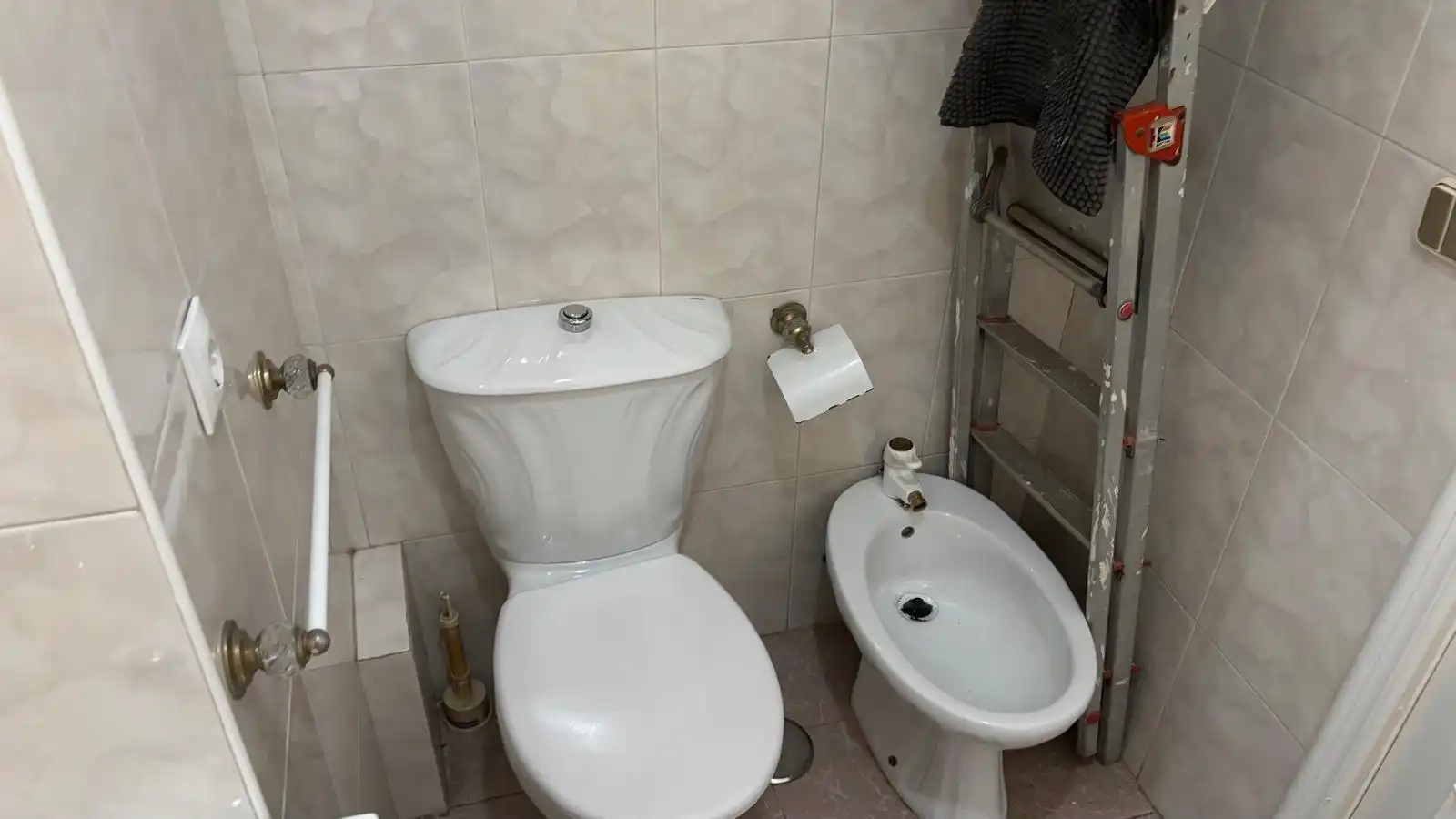 Bathroom of Flat for sale in Sevilla  with Air Conditioner, Private garden and Furnished