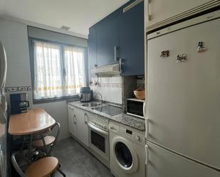 Cuina de Apartament de lloguer en Oviedo  amb Calefacció i Moblat