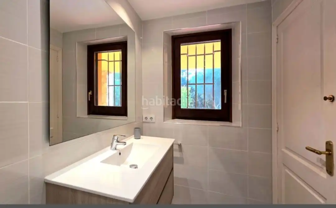 Baño de Apartamento de alquiler en Regencós con Aire acondicionado, Calefacción y Jardín privado