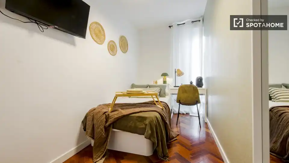 Bedroom of Flat for share in Madrid  with Air Conditioner, Heating and Furnished
