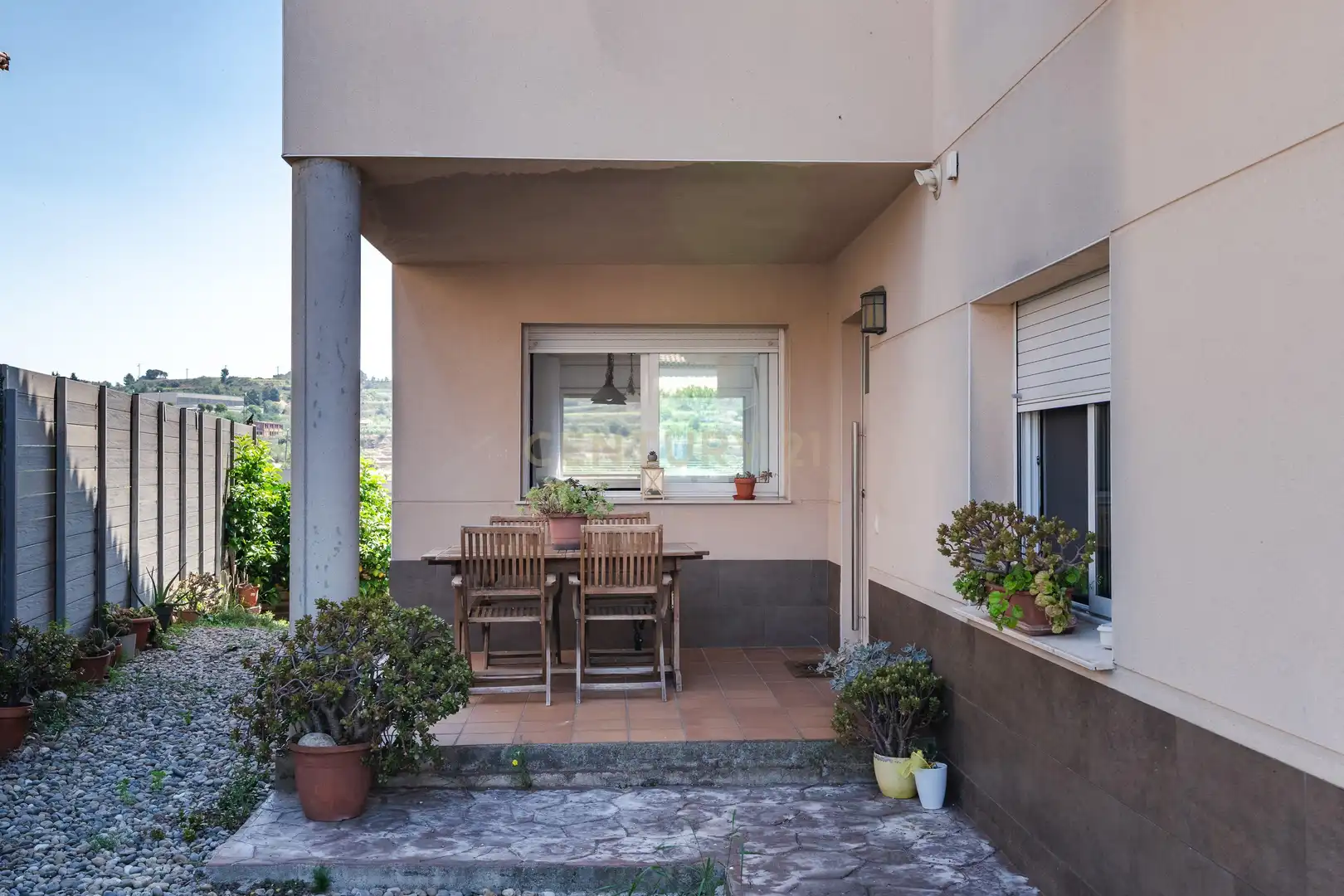Terrasse von Einfamilien-Reihenhaus zum Verkauf in Vila-rodona mit Privatgarten und Ofen