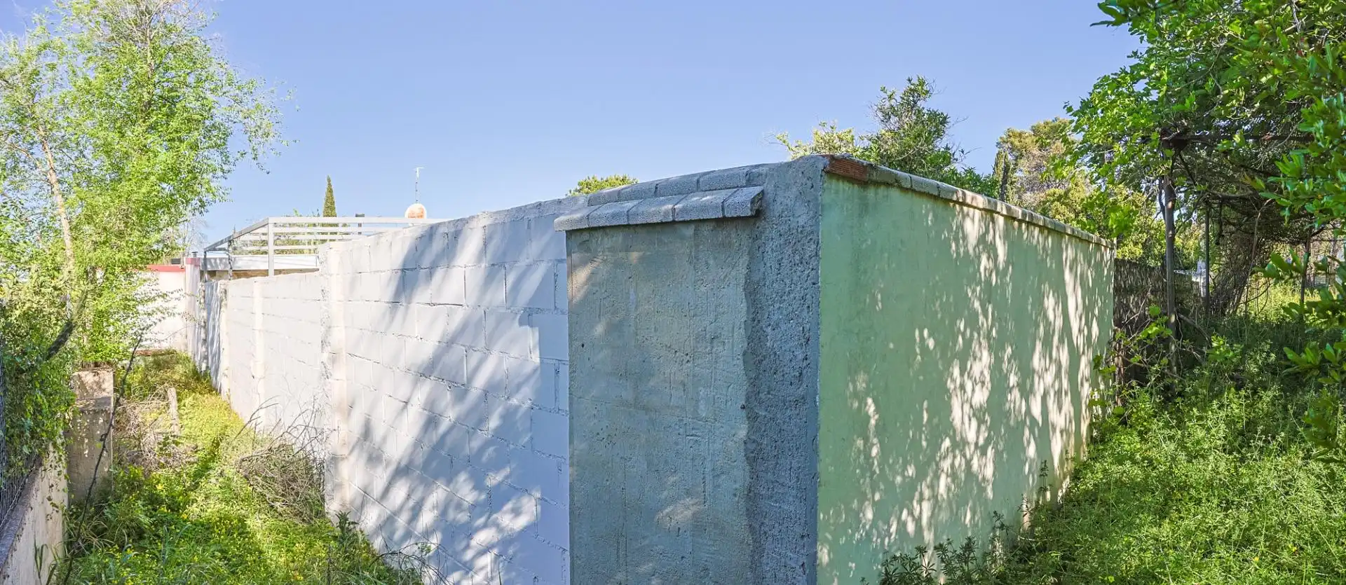 Vista exterior de Casa o xalet en venda en Sanlúcar la Mayor amb Aire condicionat i Piscina