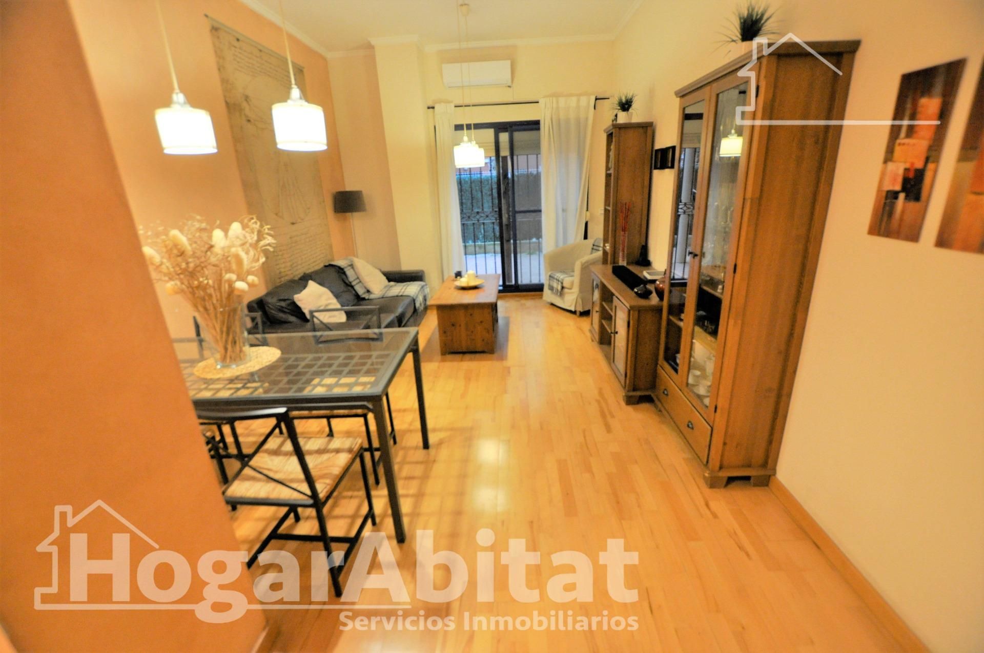 Sala d'estar de Pis en venda en Riba-roja de Túria amb Parquet, Terrassa i Piscina comunitària