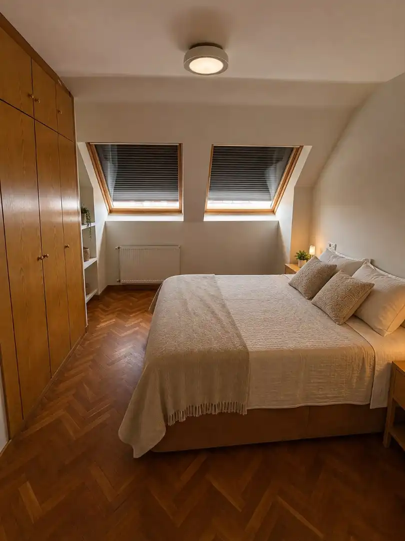Dormitori de Àtic de lloguer en Oviedo  amb Calefacció, Parquet i Terrassa