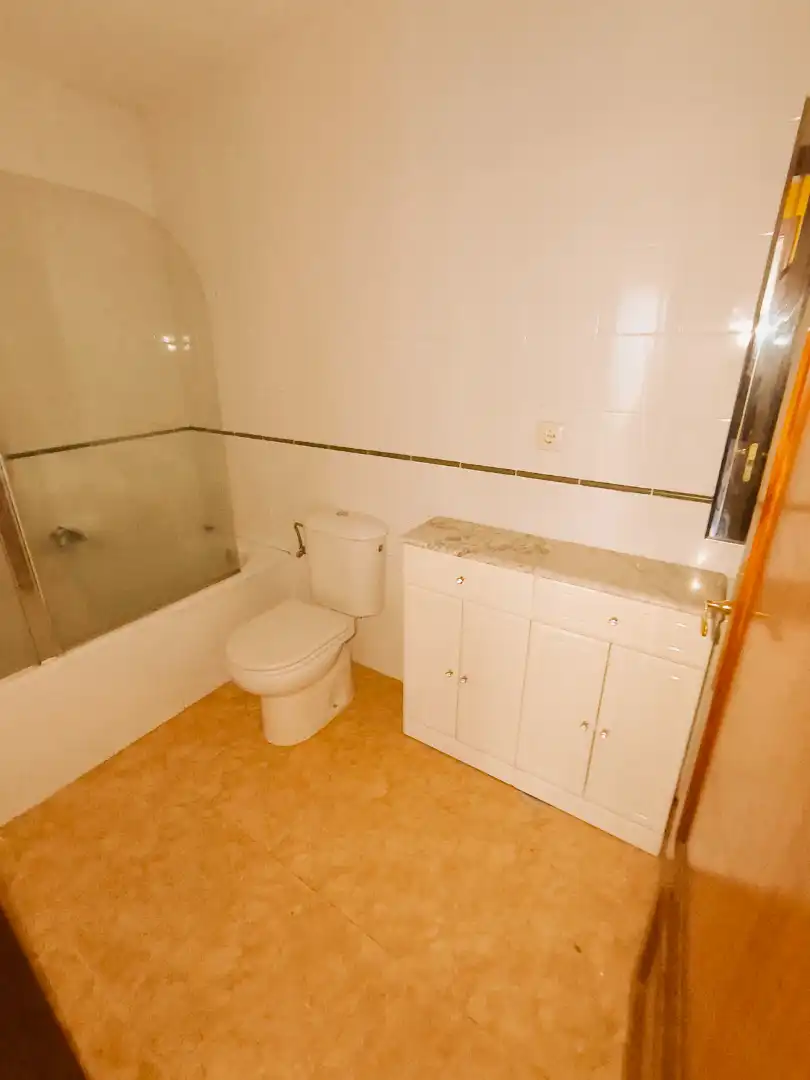 Bathroom of Ground floor for rent in Palencia  with Heating, Parquet flooring and Storage room
