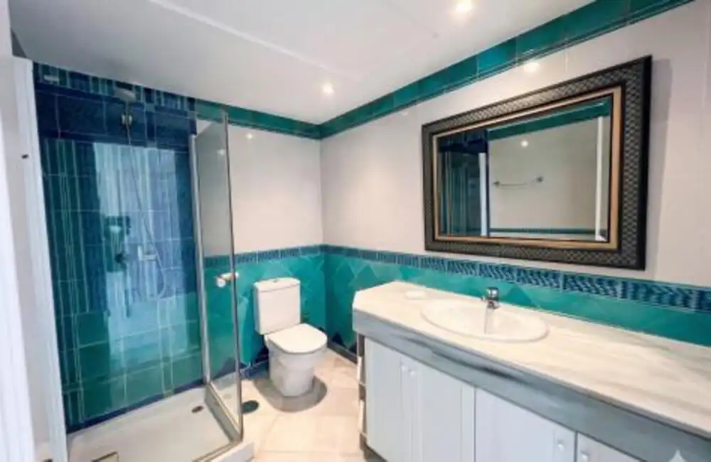 Bany de Apartament de lloguer en Marbella amb Aire condicionat, Terrassa i Moblat