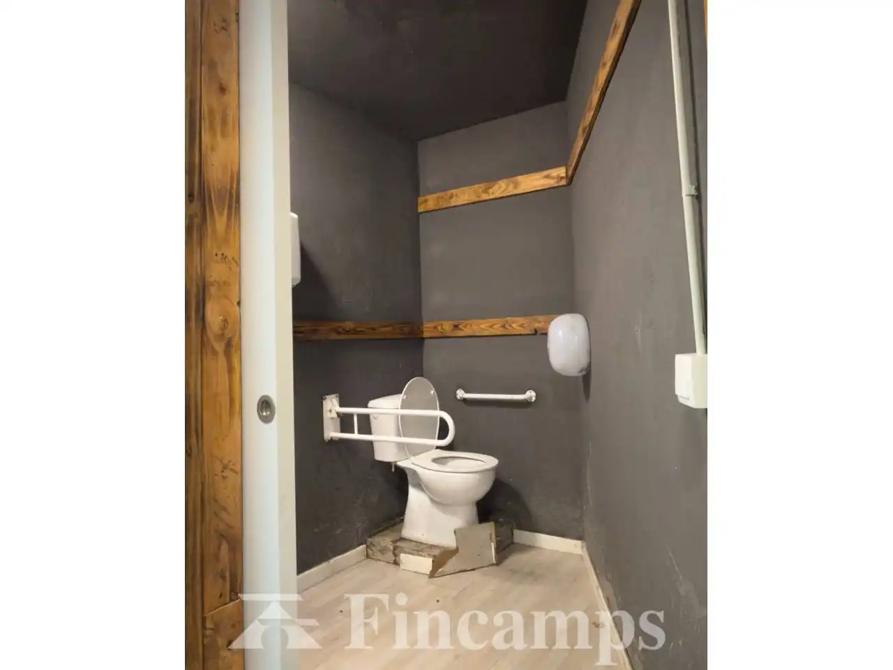 Bany de Local de lloguer en Sabadell amb Aire condicionat