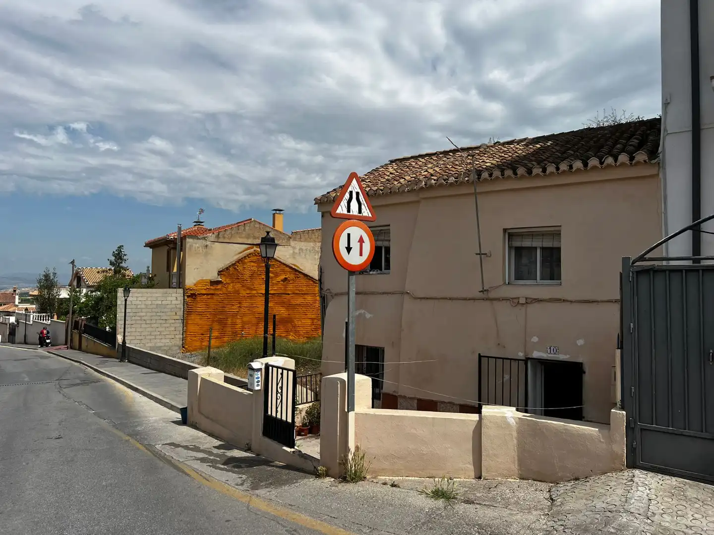 Vista exterior de Casa adosada en venta en La Zubia