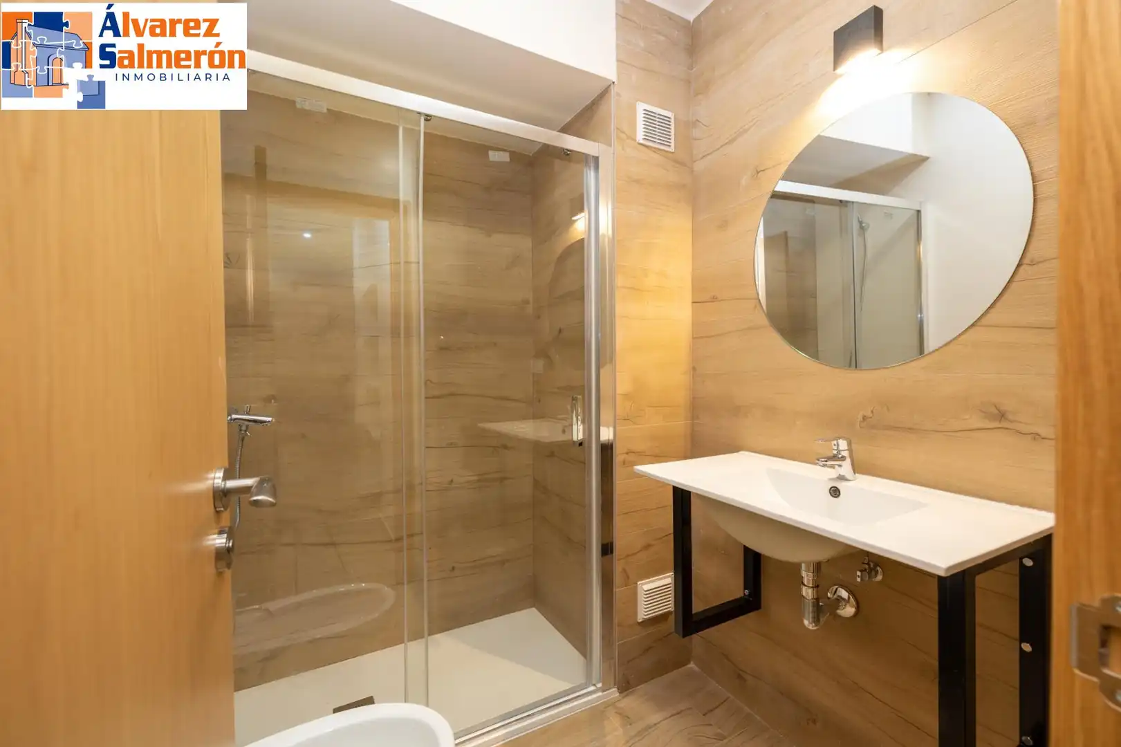 Bathroom of Flat for sale in Granada