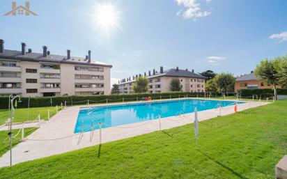 Piscina de Pis en venda en El Escorial amb Aire condicionat, Terrassa i Moblat