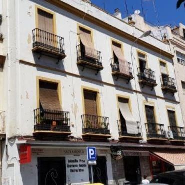 Vista exterior de Piso en venta en  Sevilla Capital con Aire acondicionado, Terraza y Piscina comunitaria