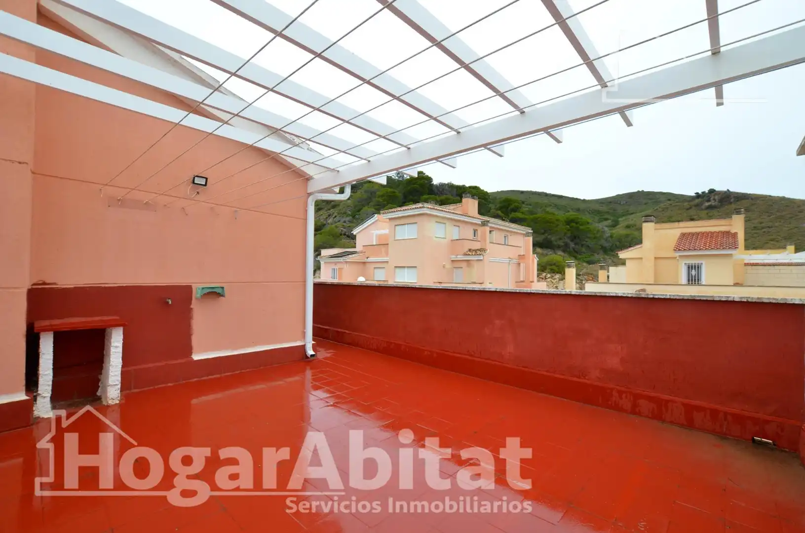 Terrasse von Einfamilien-Reihenhaus zum Verkauf in Cullera mit Privatgarten, Terrasse und Abstellraum