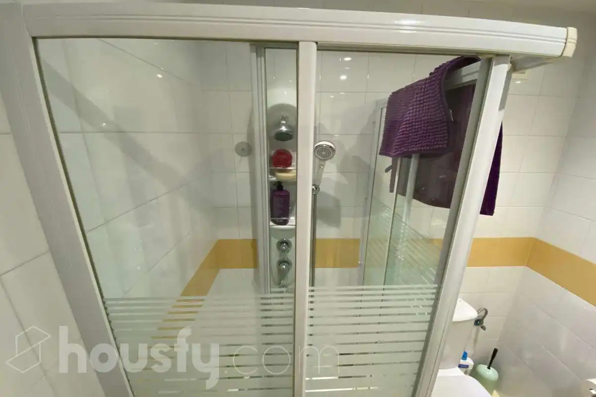 Badezimmer von Wohnung zur Miete in Sevilla mit Klimaanlage, Terrasse und Balkon