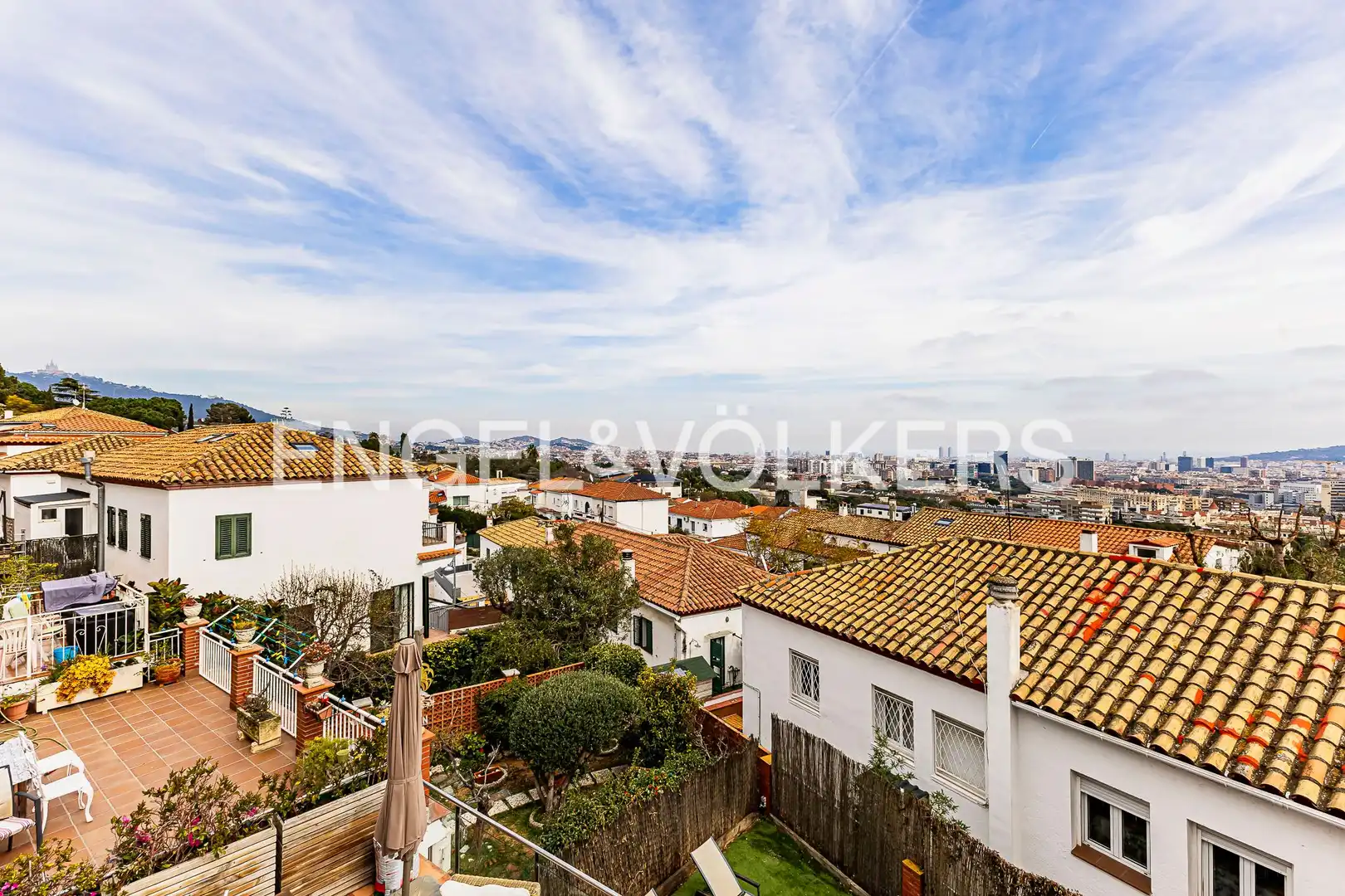 Vista exterior de Casa adosada en venda en Barcelona amb Aire condicionat, Calefacció i Jardí privat