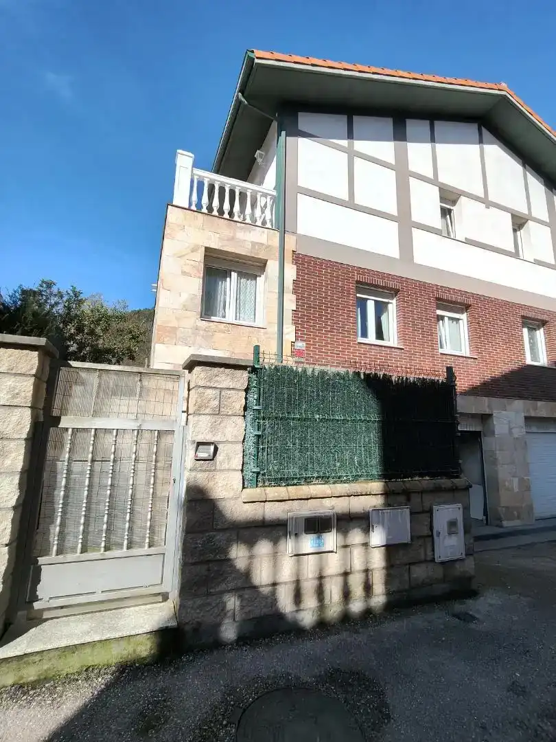 Vista exterior de Casa o chalet en venta en Castro-Urdiales con Balcón