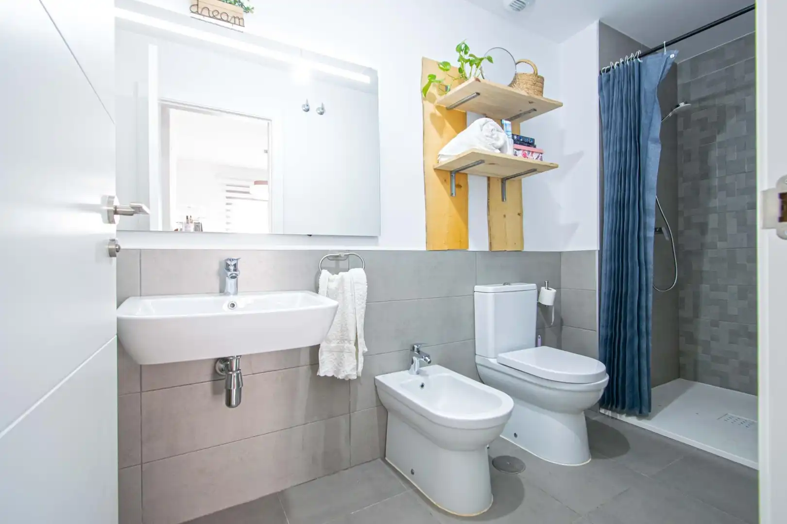 Bathroom of Flat for sale in Sevilla  with Air Conditioner, Heating and Private garden