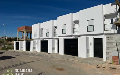 Vista exterior de Casa adosada en venda en Ayamonte amb Aire condicionat i Balcó