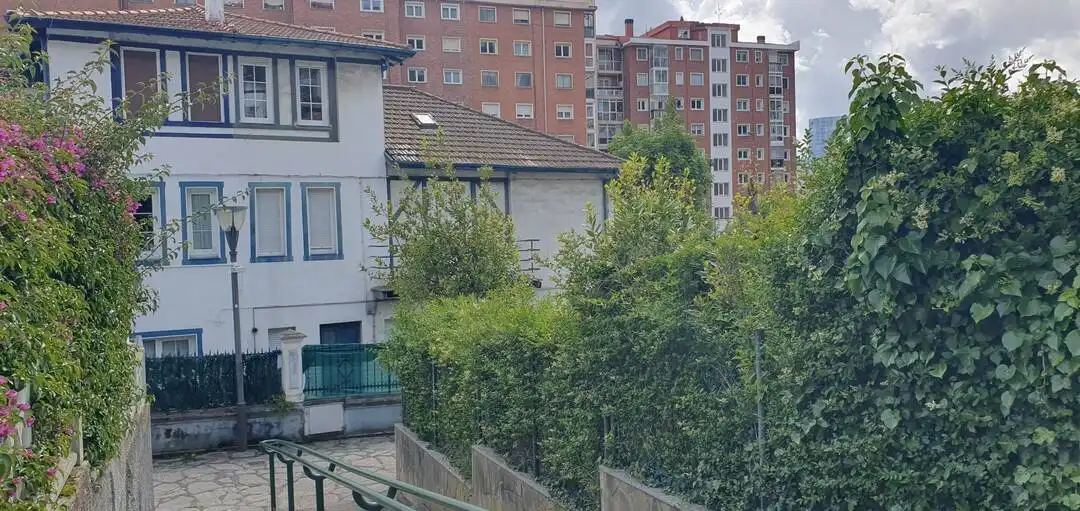 Vista exterior de Casa adosada en venda en Bilbao  amb Aire condicionat, Calefacció i Jardí privat