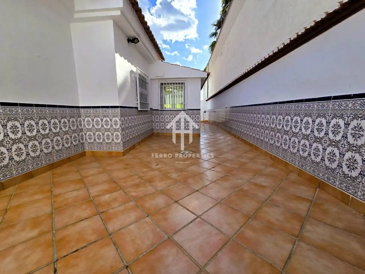 Vista exterior de Casa o xalet en venda en Loja amb Jardí privat, Terrassa i Piscina