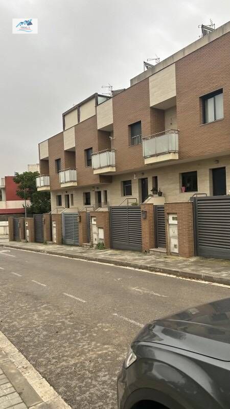 Vista exterior de Casa adosada en venda en Vilanova i la Geltrú amb Jardí privat, Terrassa i Balcó