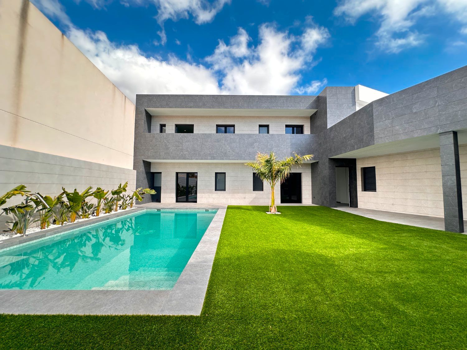 Swimming pool of House or chalet for sale in San Pedro del Pinatar  with Air Conditioner, Heating and Storage room