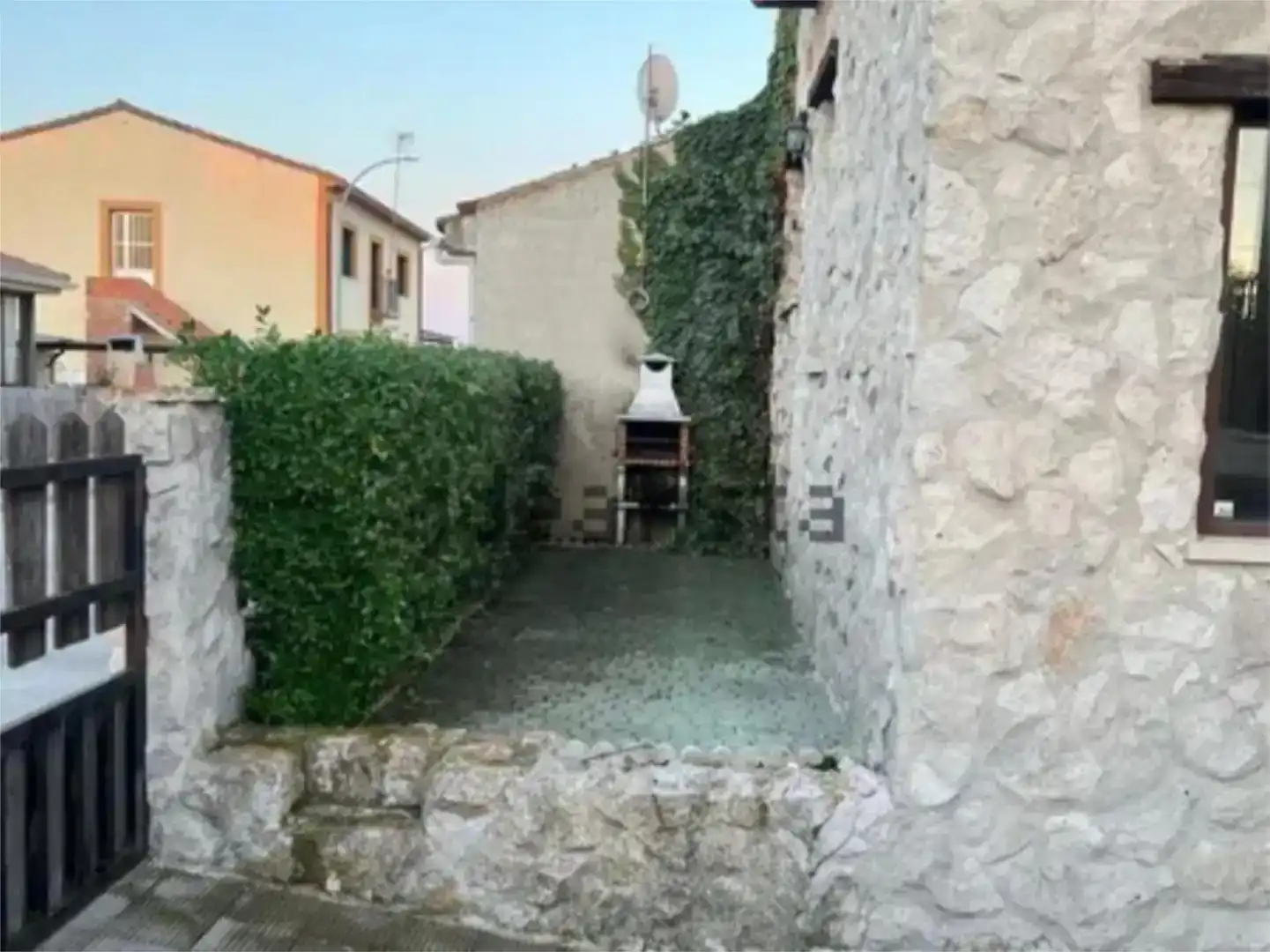 Jardí de Casa o xalet en venda en Martín Muñoz de la Dehesa amb Aire condicionat, Jardí privat i Parquet