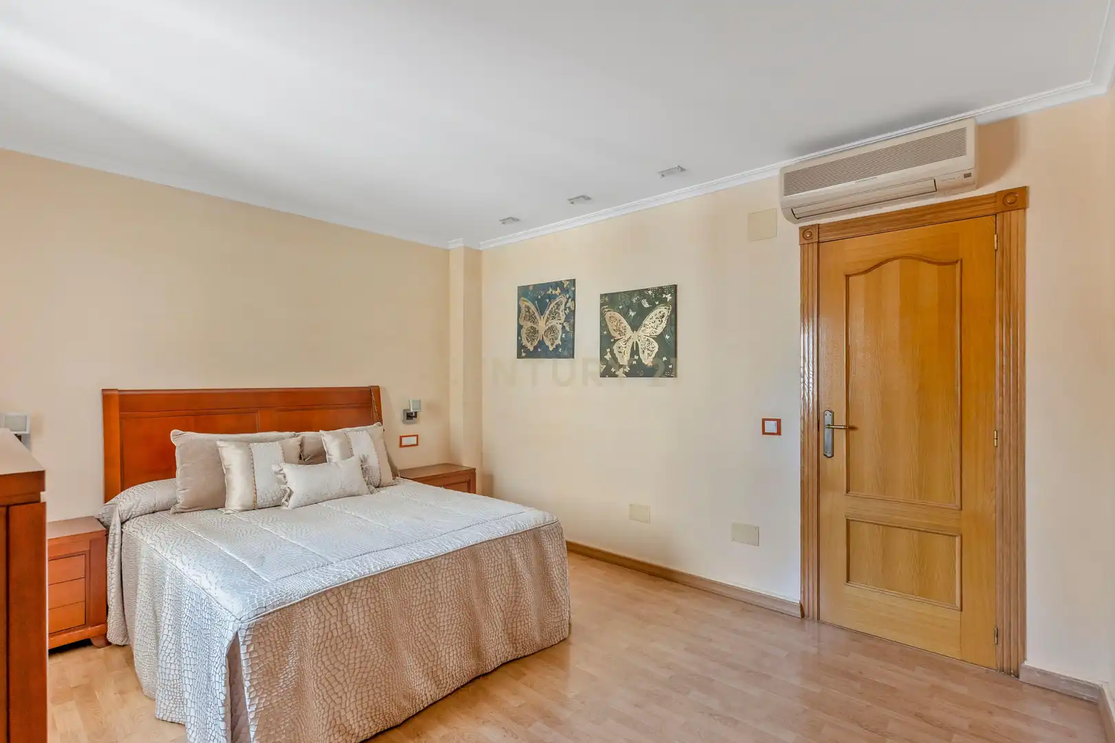 Dormitori de Apartament en venda en Torrevieja amb Aire condicionat, TV i Balcó
