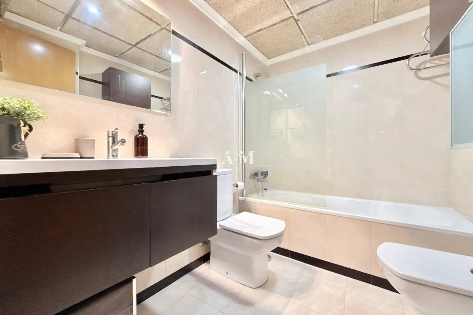 Bany de Apartament de lloguer en Torrevieja amb Aire condicionat, Calefacció i Terrassa