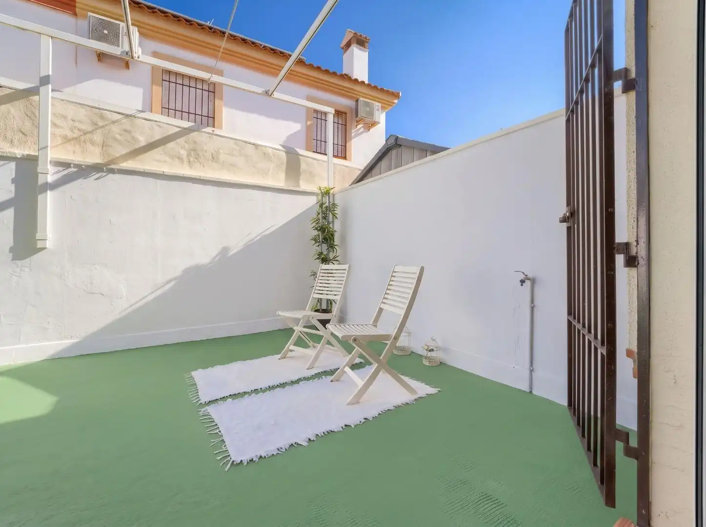 Terrassa de Casa adosada en venda en Espartinas amb Aire condicionat, Calefacció i Jardí privat