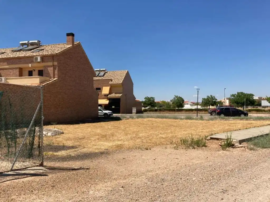Terreno residencial en venta en Calle Carrion de los Cespedes, imagen 2