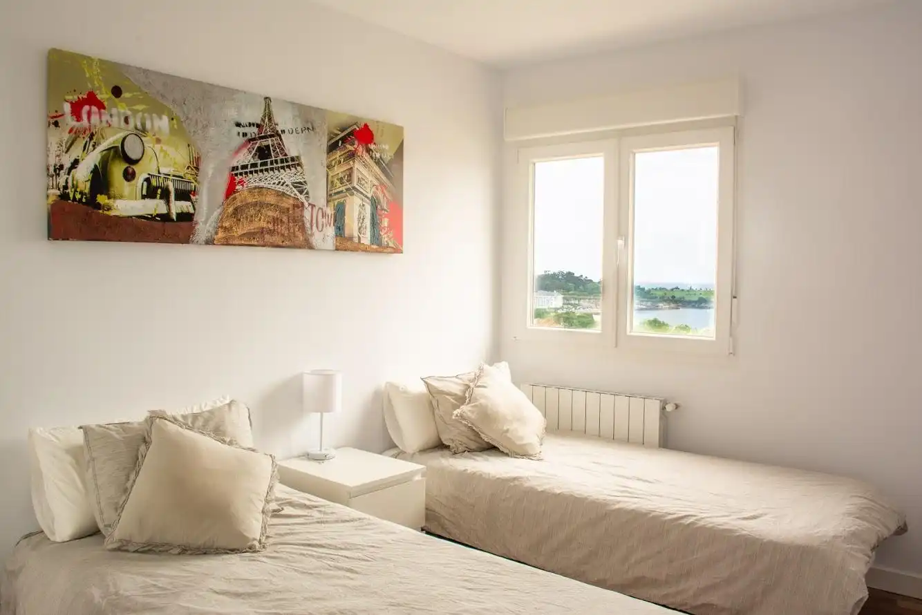 Schlafzimmer von Wohnung zur Miete in Santander mit Heizung und Privatgarten