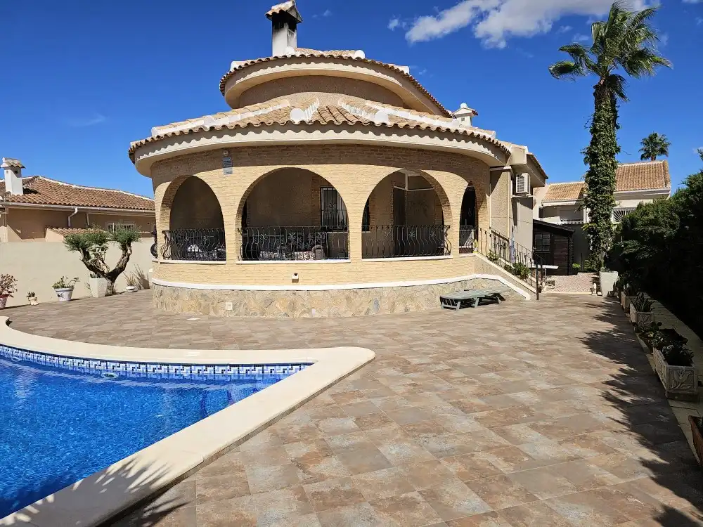 Detached house with pool for sale in Benijófar