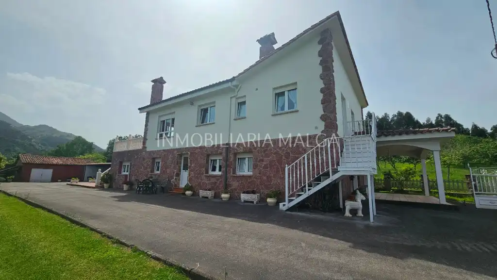 Vista exterior de Casa o chalet en venta en Colunga con Calefacción, Jardín privado y Parquet