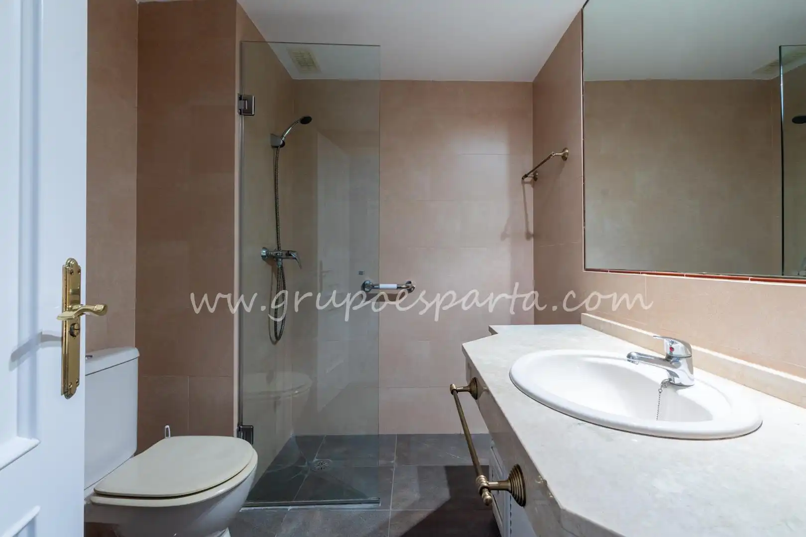 Bathroom of Flat for sale in Sevilla  with Air Conditioner and Terrace