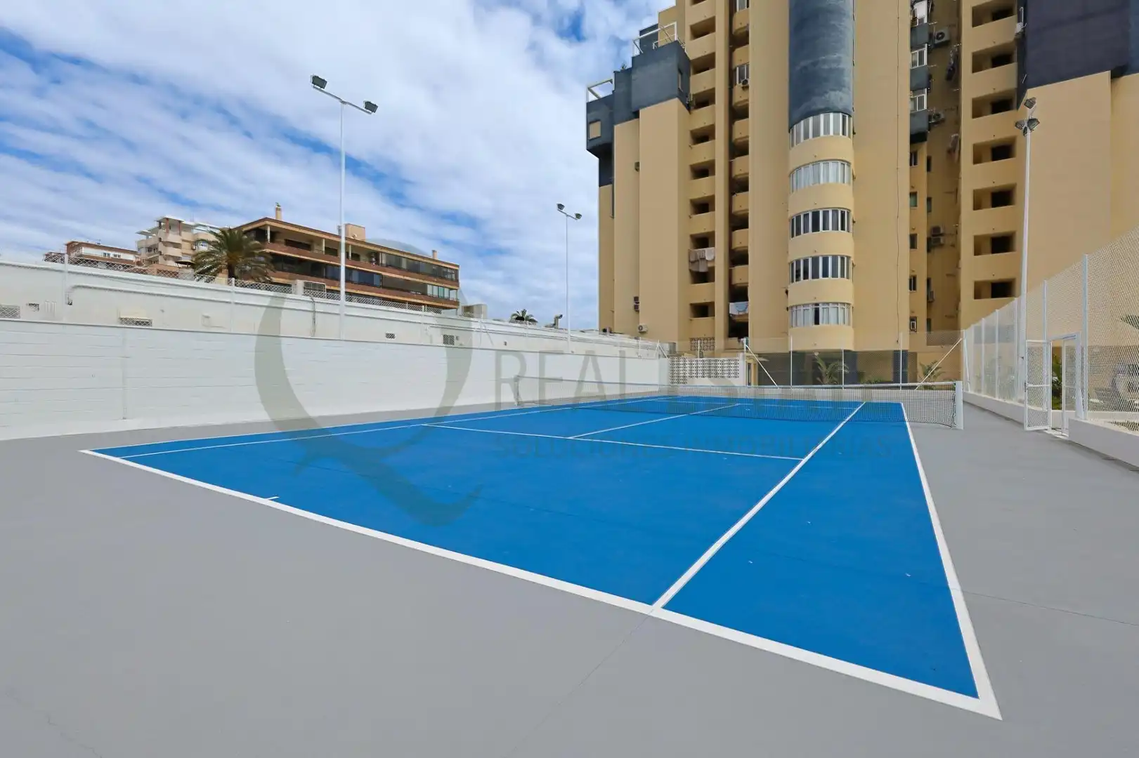 Außenansicht von Wohnung zum Verkauf in Alicante / Alacant mit Klimaanlage, Heizung und Privatgarten