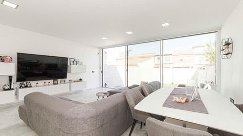 Foto 2 de Casa o chalet en venta en C. Fernán Caballero, Huévar del Aljarafe, Sevilla