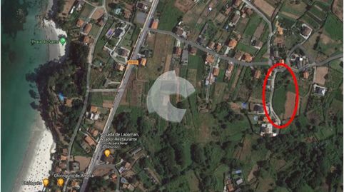 Conjunto de 2 parcelas en venta en Marín, muy próximas a la playa de Lapamán. Cuentan con una superficie total de 1.893 m2, edific