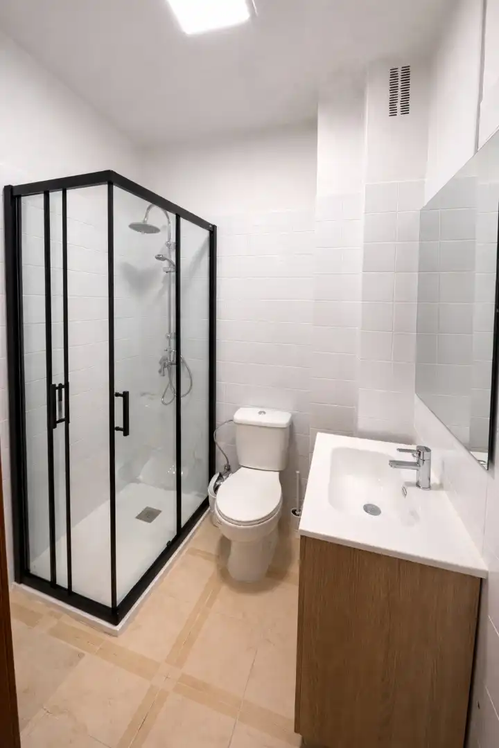 Bany de Pis en venda en Arcos de la Frontera amb Terrassa, Moblat i Balcó