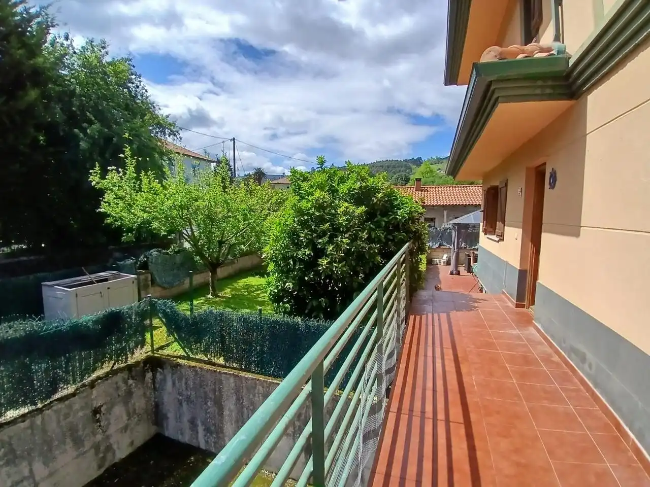 Außenansicht von Einfamilien-Reihenhaus zum Verkauf in Castro-Urdiales mit Heizung, Privatgarten und Terrasse