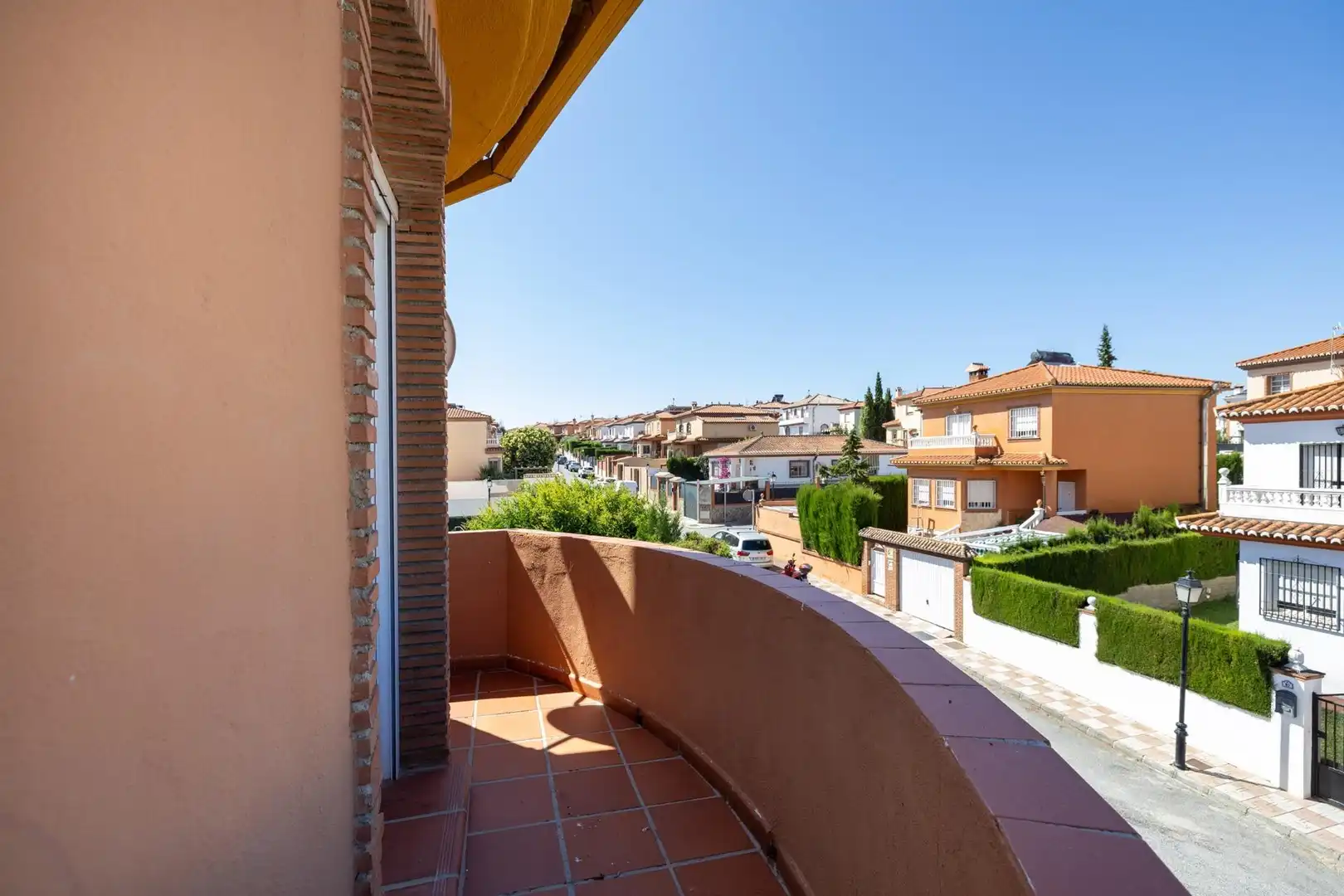Vista exterior de Casa o chalet en venta en Cúllar Vega con Aire acondicionado, Calefacción y Jardín privado
