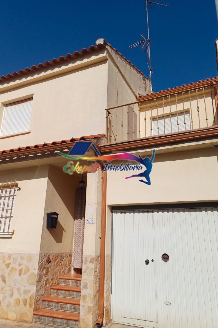 Exterior view of Single-family semi-detached for sale in Villacañas  with Air Conditioner, Heating and Terrace